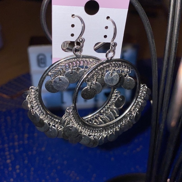 𝅺💫 Dangle Earrings. Lots of movement and sparkle. - Picture 6 of 8